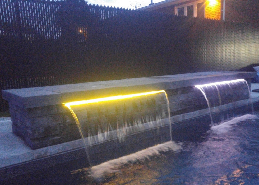 Chute d’eau pour piscine avec DEL