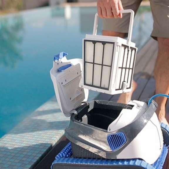 Dolphin S200 avec le capot ouvert, montrant le panier de filtration facile à retirer et nettoyer pour un entretien rapide et pratique
