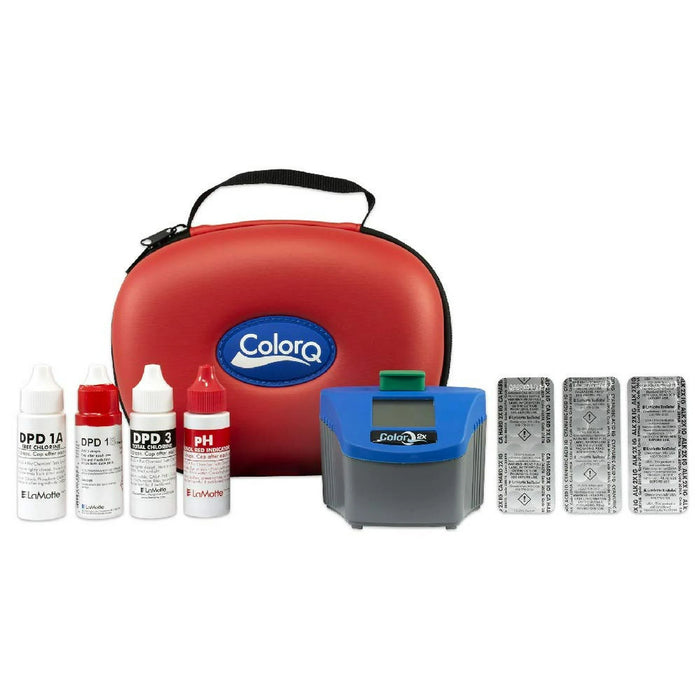 Photomètre portable ColorQ® 2x PRO 7 pour piscine et spa, affichage numérique, mesure du chlore, brome, pH, alcalinité, dureté calcique et acide cyanurique, avec réactifs et boîtier de transport.