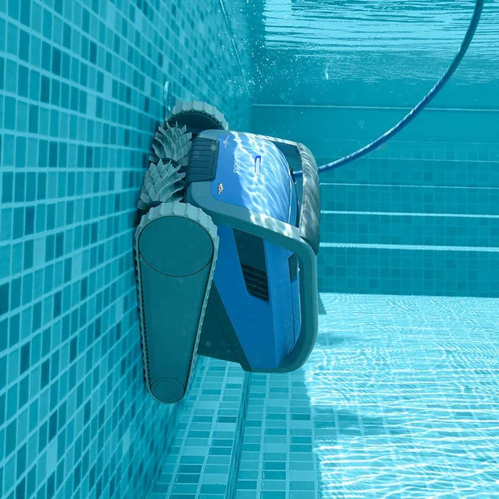 Dolphin M600 en action dans une piscine, robot connecté avec brossage actif et filtration multicouche