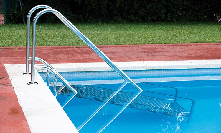 Marche pour piscine creusée