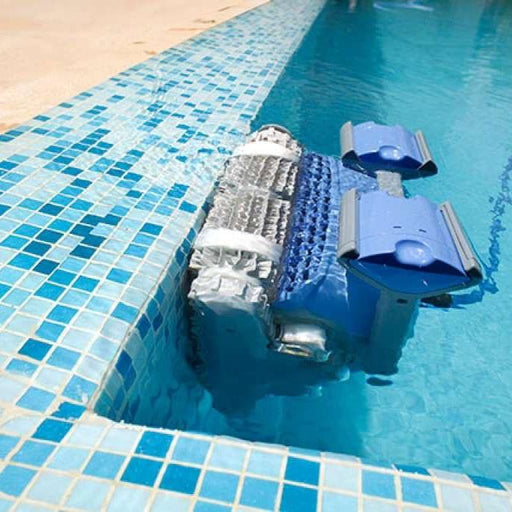 Robot nettoyeur de piscine Dolphin M400 Wi-Fi nettoyant le fond, les parois et la ligne d’eau d’une piscine résidentielle.
