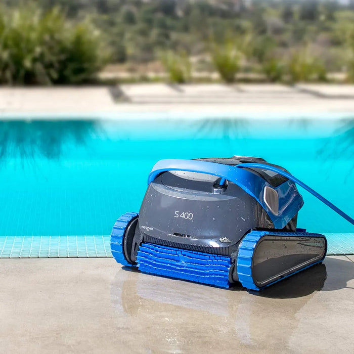 Robot nettoyeur de piscine Dolphin M400 posé au bord d’une piscine, mouillé et prêt à être utilisé pour un nettoyage efficace du fond et des parois.
