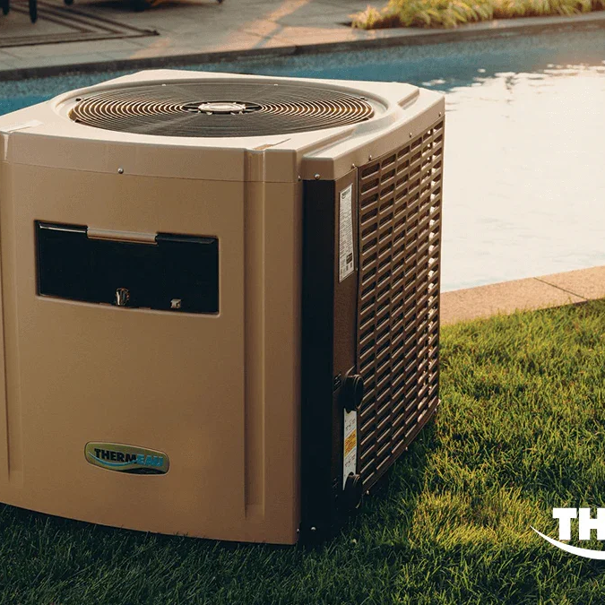 Vue de côté de la thermopompe Thermeau Prestige pour piscine résidentielle, montrant le compresseur Copeland Scroll et les pales de ventilateur profilées pour un fonctionnement silencieux
