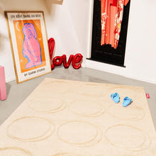 Charger l&#39;image dans la galerie, Elegant and playful Fatboy Dot Carpet, 160x230 cm, ideal for any home interior.
