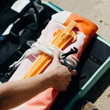 Charger l&#39;image dans la galerie, Bring shade and style to your beach day with the Basil Bangs premium beach tent, designed for windy spots and serious sun protection.
