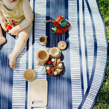Charger l&#39;image dans la galerie, Enjoy your outdoor activities without worrying about spills and stains: the Basil Bangs Love Rugs are designed to be both functional and stylish.
