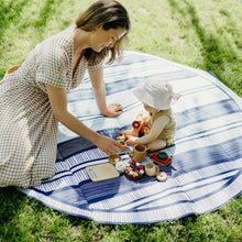 Charger l&#39;image dans la galerie, The Love Rugs by Basil Bangs: versatile and spill-proof indoor-outdoor mats, perfect for the beach, picnics, and baby playtime.
