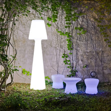 Charger l&#39;image dans la galerie, Lola 200 from Newgarden: a stylish, robust floor lamp that enhances both indoor and outdoor spaces with warm, vibrant lighting.
