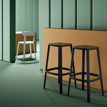 Charger l&#39;image dans la galerie, Discover the TOOU Cadrea bar stool - a contemporary take on the classic bistro bar stool. Its familiar shape evokes memories, while its modern design brings freshness to any space. Lightweight and weatherproof, it&#39;s the perfect combination of comfort and durability.
